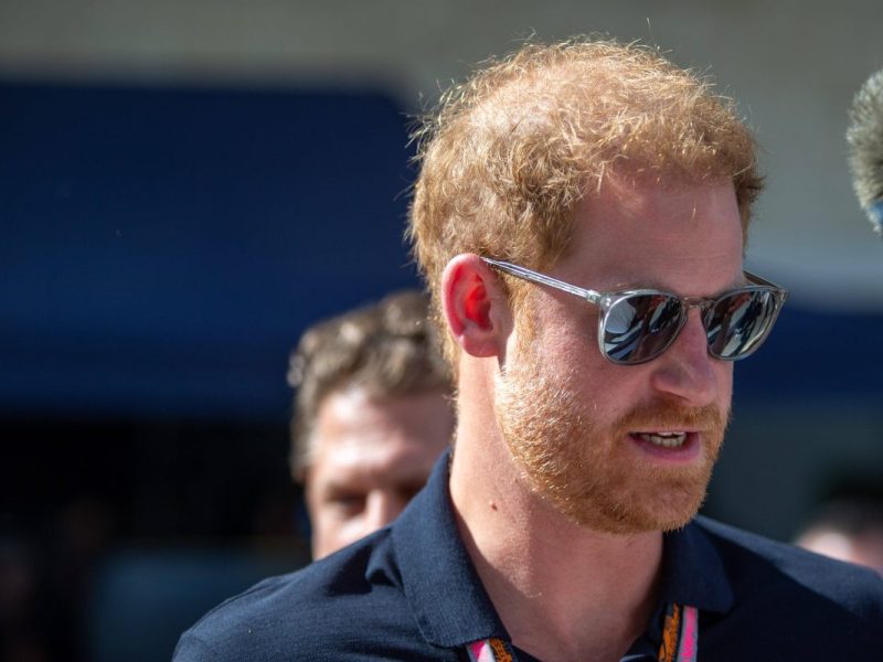 Prinz Harry ist in London gelandet, um bei seinem Vater zu sein.