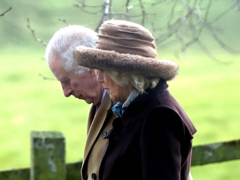 Seit seiner Krebsdiagnose zieht sich König Charles III. von sämtlichen königlichen Verpflichtungen zurück. Er befürchtet nun Schlimmes...