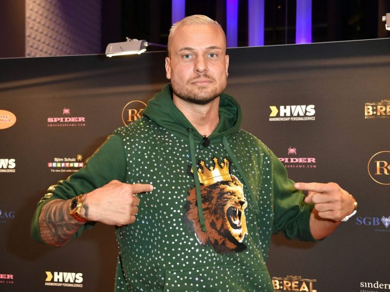 Eklat auf der Berlin Fashion Week: DIESER „Sommerhaus“-Star wird von einer Torte getroffen. Doch hinter dem Angriff tauchen nun Zweifel auf...