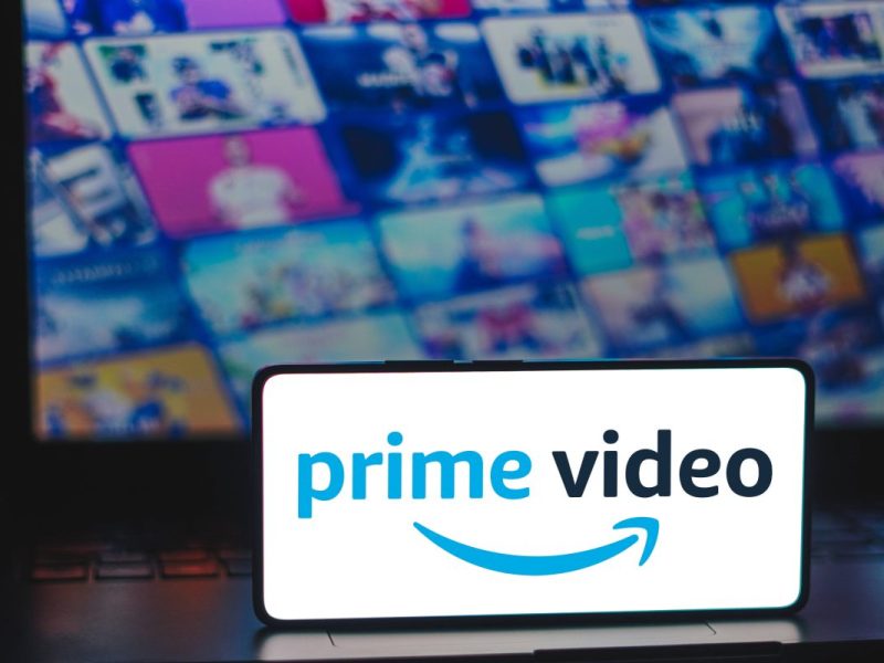 Amazon Prime Logo vor Fernseher.