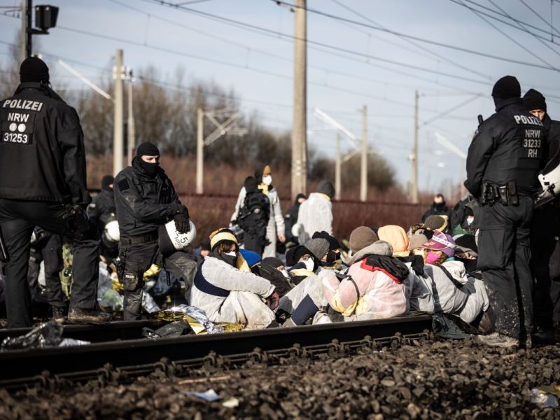 In NRW wurde am Montag eine Klimaaktivistin zu 9 Monaten Gefängnis verurteilt.