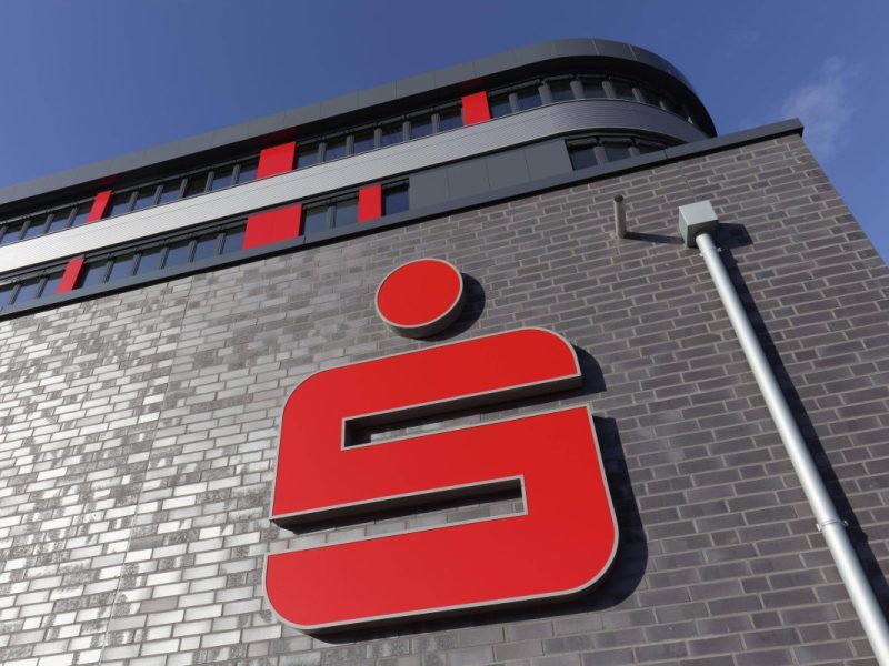 In einer Sparkassen-Filiale ist von nun an alles anders.