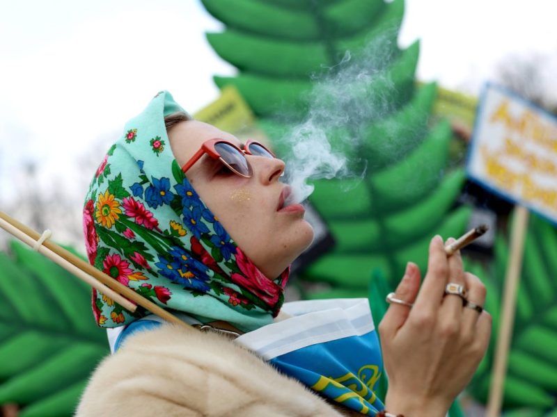 Cannabis-Steuer könnte das Kiffen am Arbeitsplatz bald möglich machen.