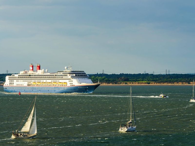 Kreuzfahrt. Plötzlich müssen alle Passagiere von Bord.