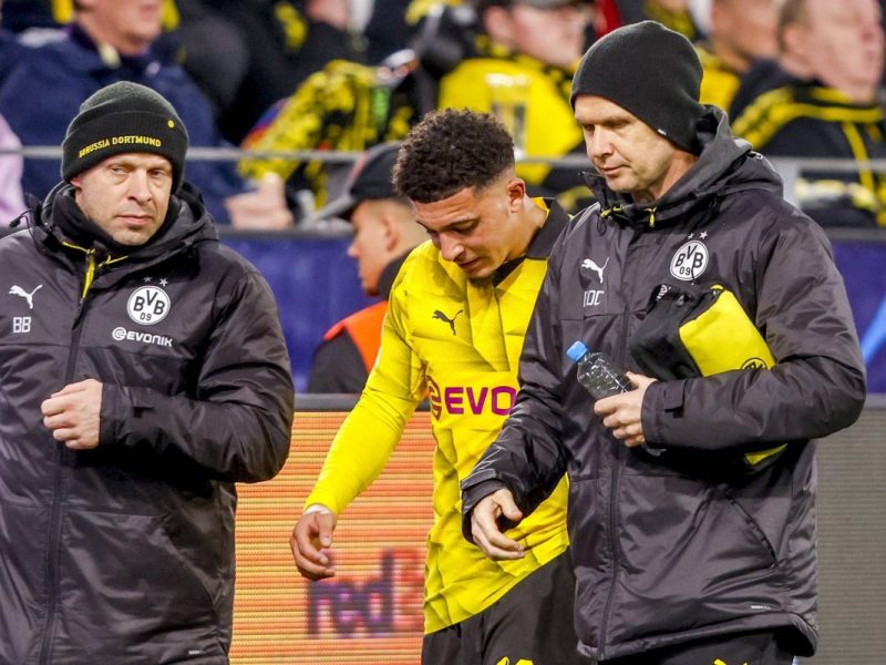 Jadon Sancho musste verletzt vom Feld.
