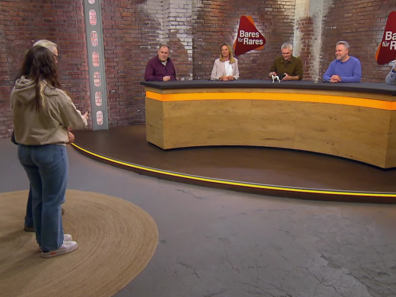 Bei „Bares für Rares“ kommt es zum tierischen Bietergefecht. Warum vor allem DIESE Expertin das Gebot ganz plötzlich in die Höhe treibt...