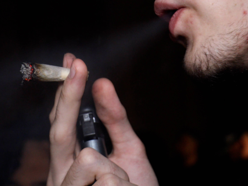 Ein Mann zieht an einem Cannabis-Joint. (Symbolbild)