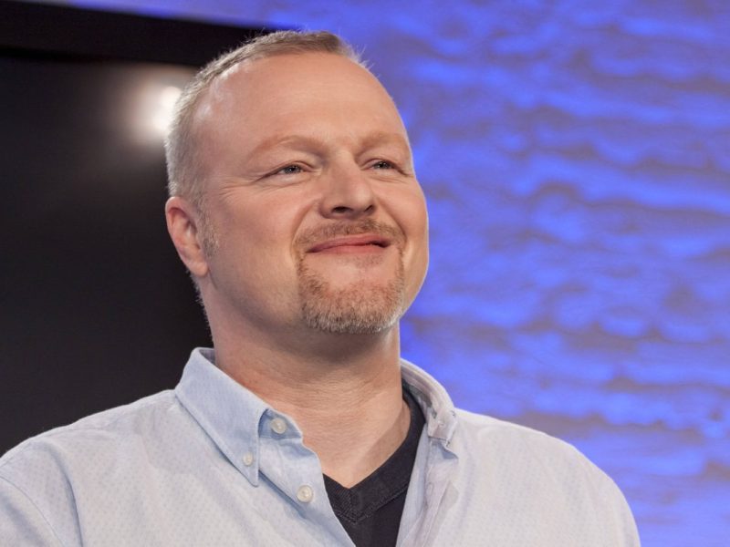 Stefan Raab kehrt endlich wieder auf die deutschen Bildschirme zurück. Dabei lässt er in einem neuen Video die Katze aus dem Sack!