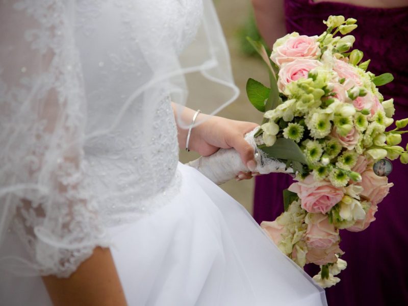 Nachdem die Braut ihre Schwiegermutter erwischte, forderte sie viel Geld von ihr.