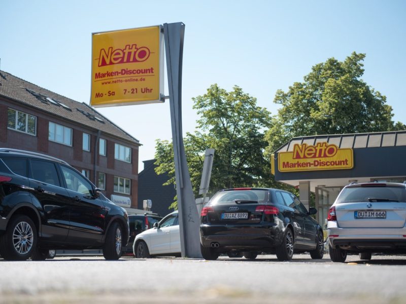 Auf einem Netto-Parkplatz spielten sich ungewohnte Szenen ab.