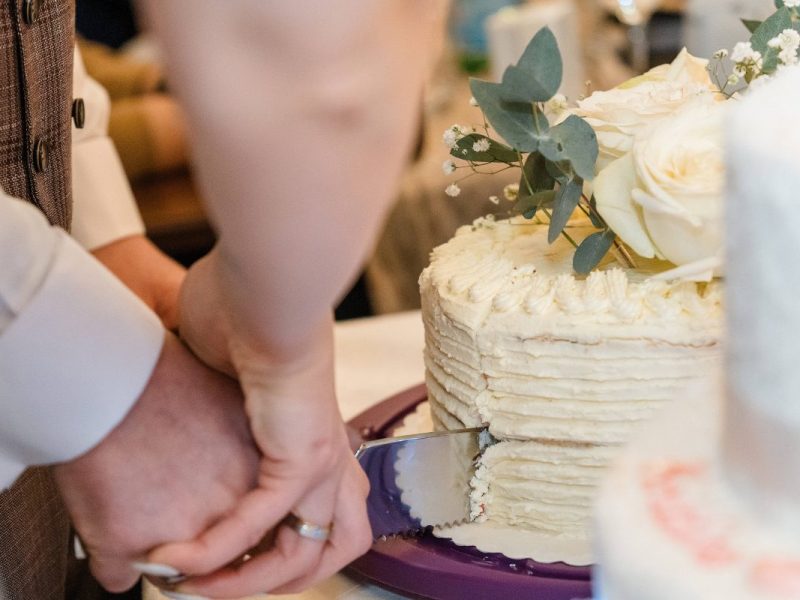 Nachdem die Gäste die Einladung zu der Hochzeit erhielten, mussten sie plötzlich viel Geld bezahlen.