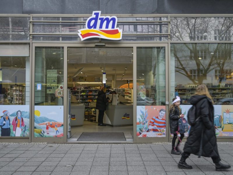 Bei Rossmann, dm und Co. müssen Frauen oft mehr bezahlen als Männer.