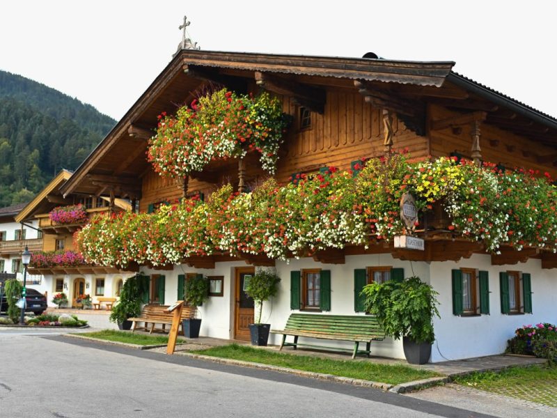 Drama in Tirol: Am Dienstagmittag (30. April) stürzte ein Maibaum auf das Gasthaus des 