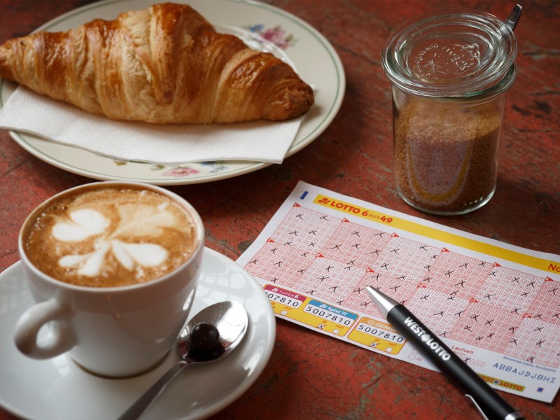 Über Pfingsten zum zweifachen Millionengewinn – einem Lotto-Tipper aus Nordrhein-Westfalen ist dieses Glück am Samstag (18. Mai) widerfahren: Sein Treffer in der zweiten Gewinnklasse ist rund 2,3 Millionen Euro wert.