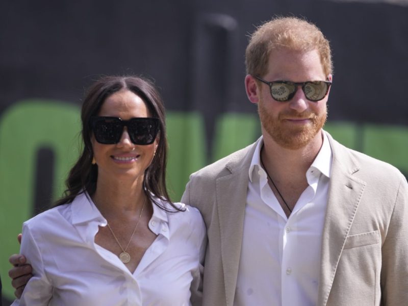 Prinz Harry und Meghan Markle sorgen mal wieder für Aufsehen. Warum den Royals nun Ärger mit dem Gesetz droht...