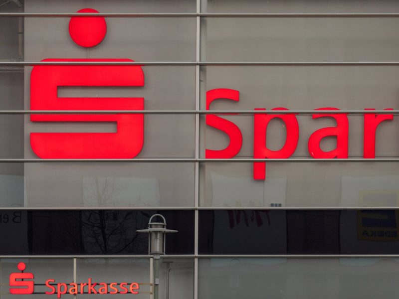 Kunden von Sparkasse Postbank und Co. müssen bei Lastschrift-Zahlungen aufpassen.