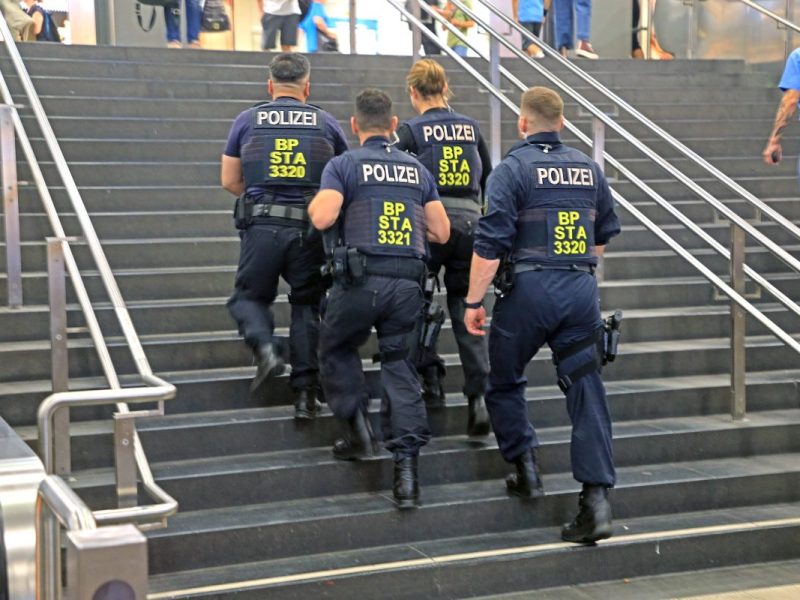 Essen: Mann greift Reisende und Polizei an.