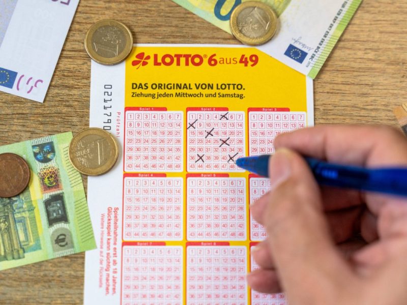 Lotto-Spieler gewinnt Jackpot. Seine Familie bringt ihn um sein Geld.