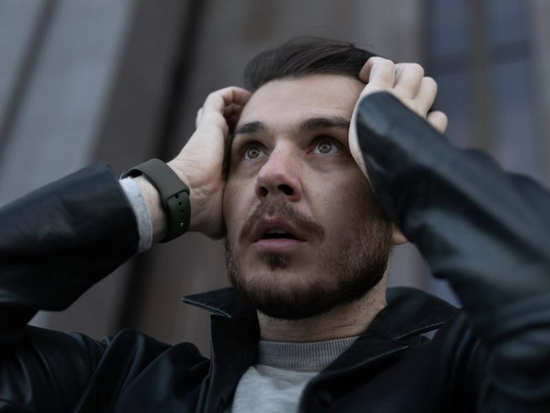 Lotto-Gewinner wacht auf und kann nicht fassen, was er sieht.