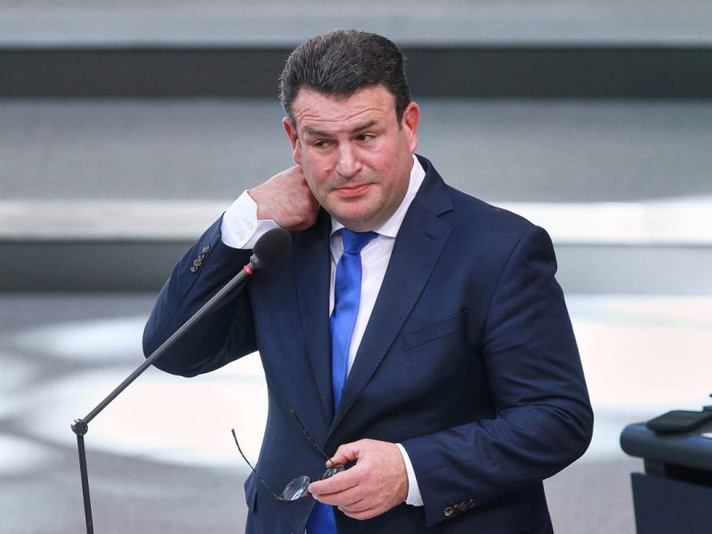 Arbeitsminister Hubertus Heils (SPD) rückt mit Ankündigung zum Bürgergeld 2025 raus. Das sind keine guten Neuigkeiten für Empfänger.