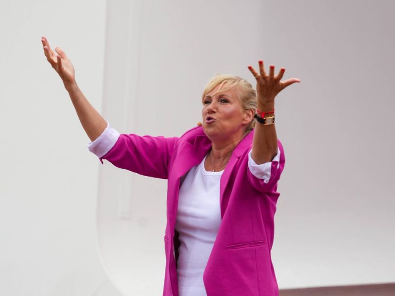 „Fernsehgarten“: Im Netz sind irre Szenen von Andrea Kiewel aufgetaucht.