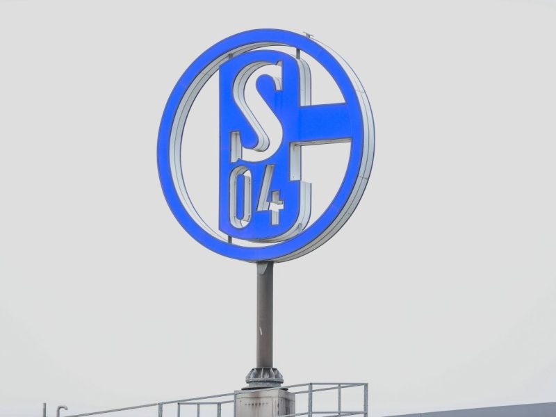 Der FC Schalke 04 hat einen weiteren Neuzugang präsentiert. Königsblau bedient sich bei einem Zweitliga-Absteiger.