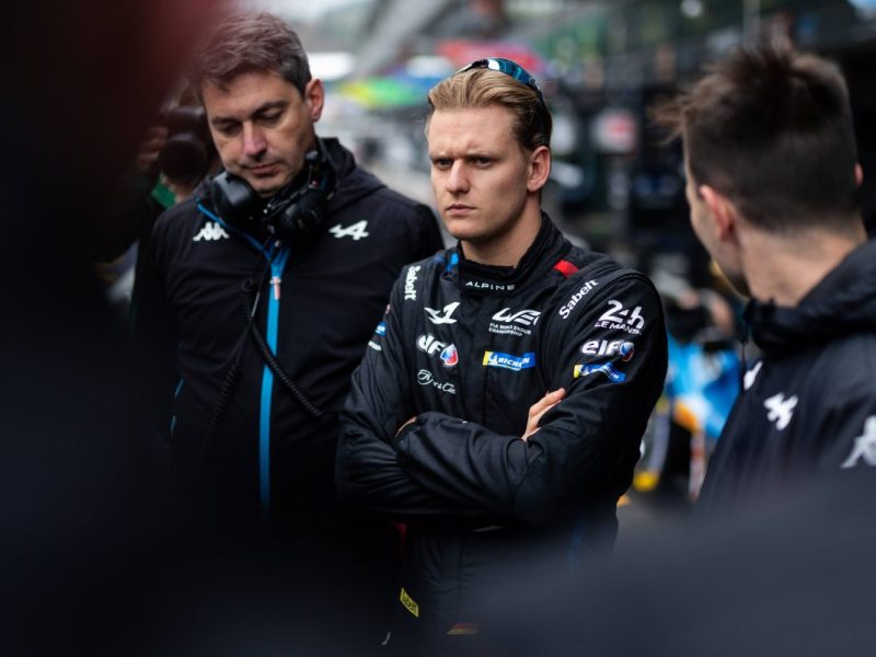 Steht Mick Schumacher vor einem Formel-1-Comeback? Eine Tür könnte sich für den deutschen Motorsportler in Kürze öffnen.