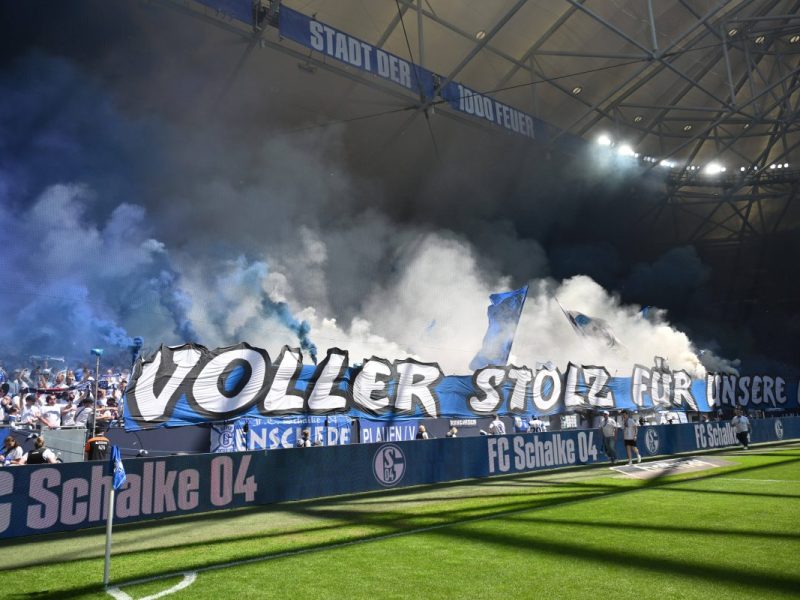 Die Fans des FC Schalke 04 begeistern.