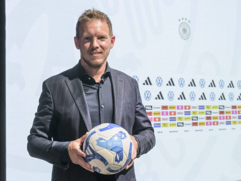 Julian Nagelsmann wendet sich die an die Ersatzspieler.