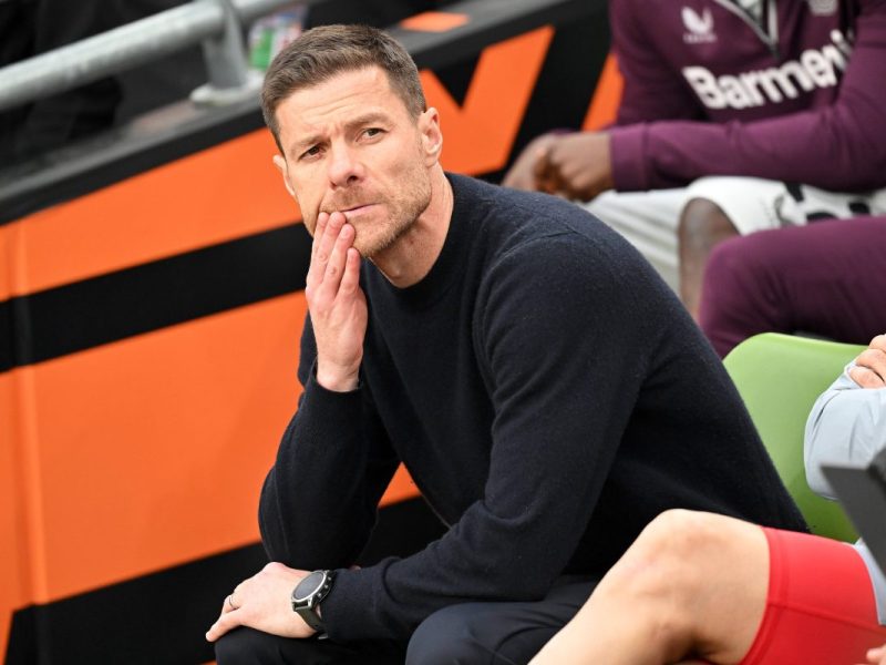 Xabi Alonso von Bayer Leverkusen schaut bedient.