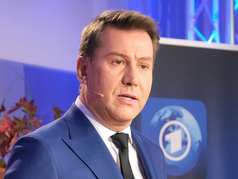 Der ARD-Moderator Jens Riewa teilt erstmals die schlimmste Zeit seines Lebens: Warum er damit nun die Herzen aller berührt...