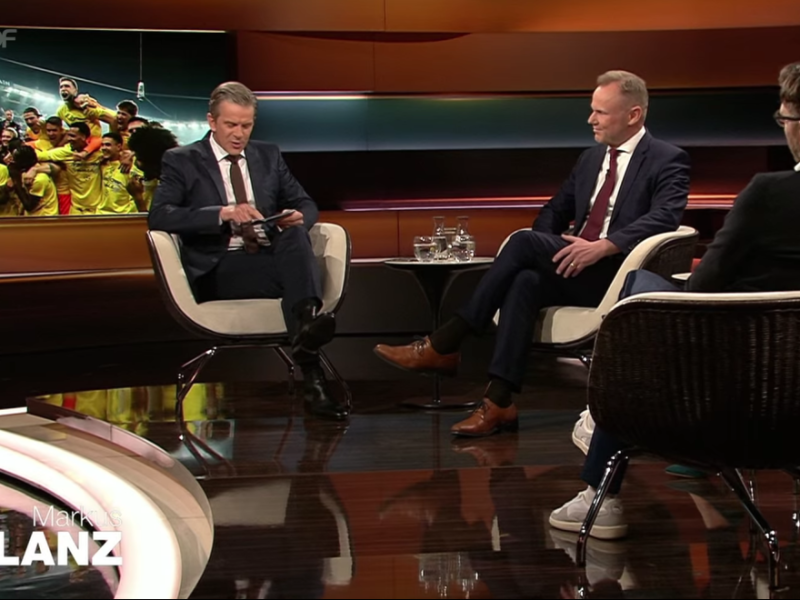 Bei Markus Lanz kommt es zu einer hitzigen Fußball-Diskussion.