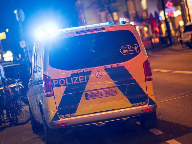 Bei einem Unfall in NRW starb ein Mann. Eine Frau ist lebensgefährlich verletzt. (Symbolbild)