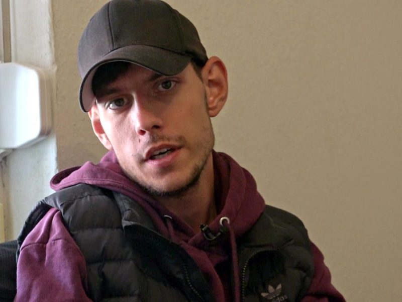 Bürgergeld-Empfänger Pascal hat Ärger mit der Familienkasse. Deshalb droht dem 22-Jährigen eine fette Rückzahlung...