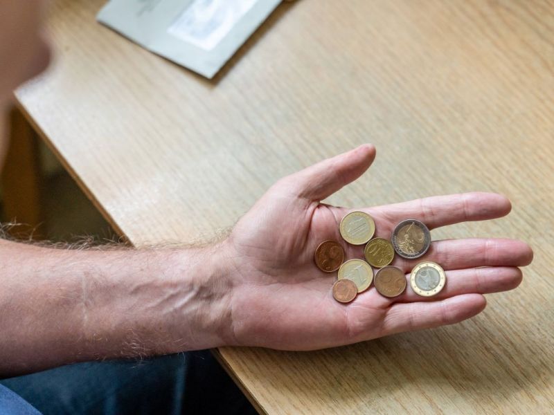 Bei vielen Menschen reicht die Rente hinten und vorne nicht.