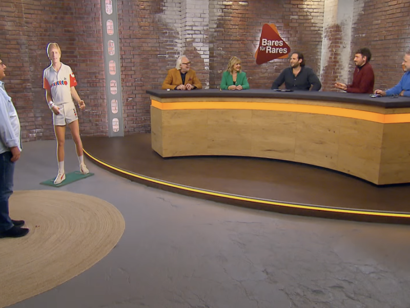 Bei „Bares für Rares“ ziehen immer wieder skurrile Objekte die Blicke auf sich. Warum nun Tennis-Ikone Boris Becker im Rampenlicht steht...