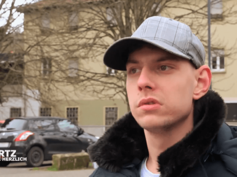 Bürgergeld-Empfänger Pascal hat hohe Schulden und ist seit kurzem wieder obdachlos. Nun erhält er jedoch 