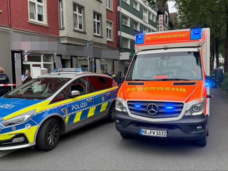 In Hagen ist am Samstagvormittag zu einem Großeinsatz der Polizei vor einem Friseursalon gekommen. Es gibt wohl mehrere Verletzte.