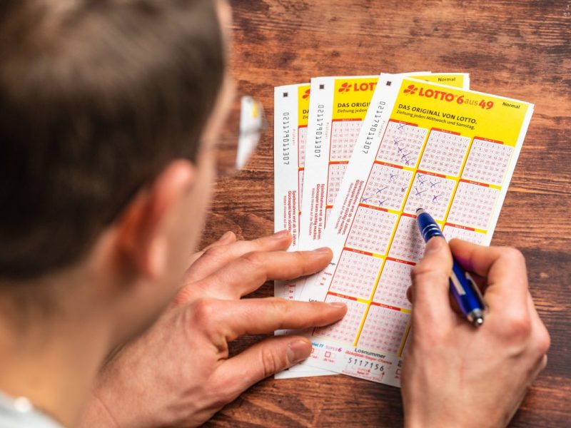 Lotto-Spieler gewinnt Millionen-Jackpot. Seine Reaktion überrascht alle.