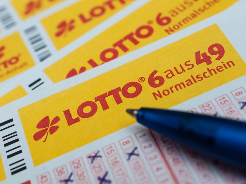 Bochumer gewinnen beim Lotto. Chico schaut genau hin.