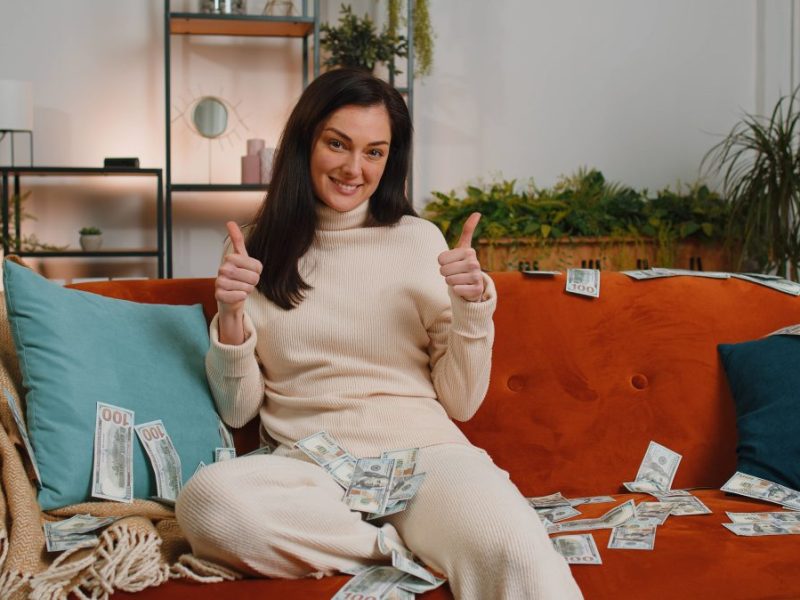 Lotto: Frau gewinnt den Jackpot und lässt ihren Ehemann eiskalt sitzen.