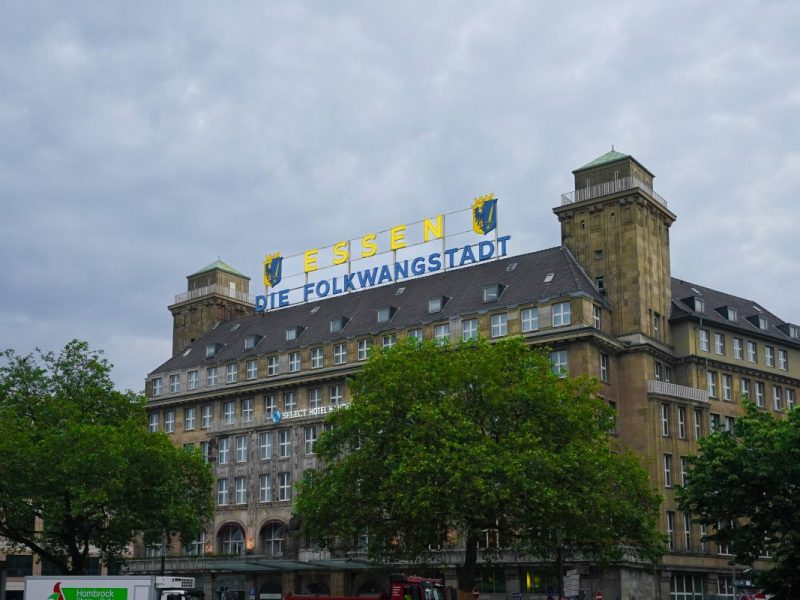 Essen: Mann aus Essen stinksauer, weil er so viel für seinen Hund zahlen muss.