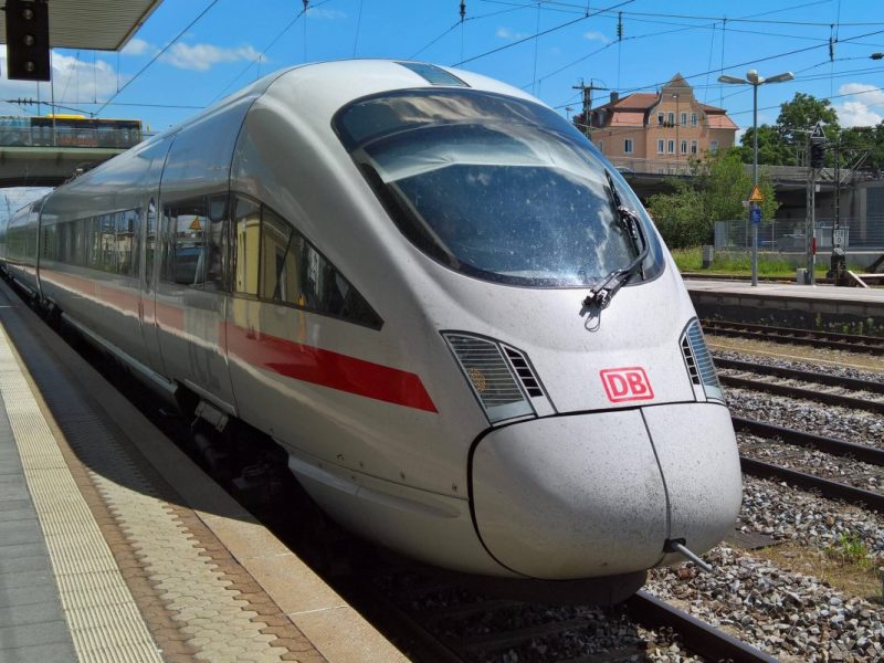Deutsche Bahn macht mit Sparpreis auf sich aufmerksam. Pendler schlackern mit den Ohren.