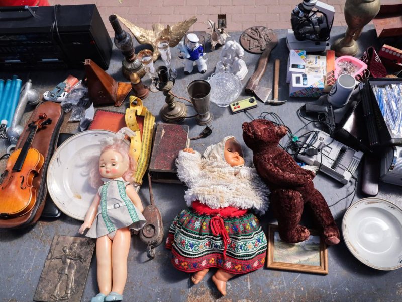 Bei „Bares für Rares“ stellt sich so manche Rarität als echte Fälschung heraus. So kannst du dich bei deinem nächsten Flohmarkt-Besuch davor schützen...