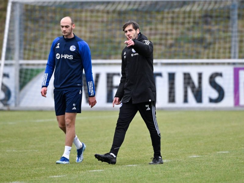 Schalke 04 krempelt den sportlichen Bereich weiter um. Nun soll die Zukunft von einer weiteren Personalie entschieden sein.