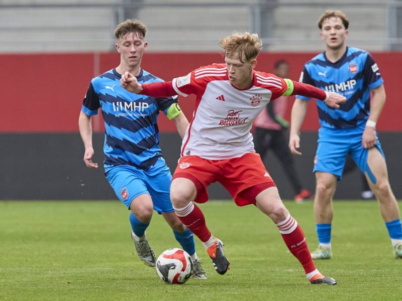 Der FC Schalke 04 bastelt weiterhin an dem Kader für die neue Spielzeit. Dabei könnte auch ein Youngster vom FC Bayern interessant werden.