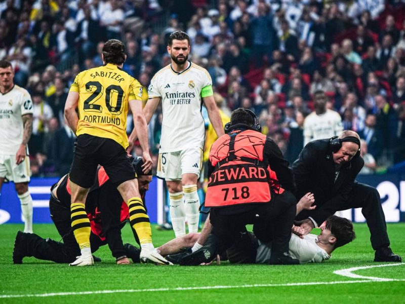 Zu Beginn des Champions-League-Finales kam es zu mehreren irren Flitzer-Szenen. Der Hintergrund dieser Aktion ist höchst kurios.