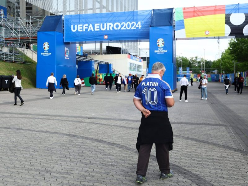 Schalke-Fans können es kaum glauben! Im Rahmen des EM-Spiels Österreich - Frankreich in Düsseldorf machen sie plötzlich große Augen.