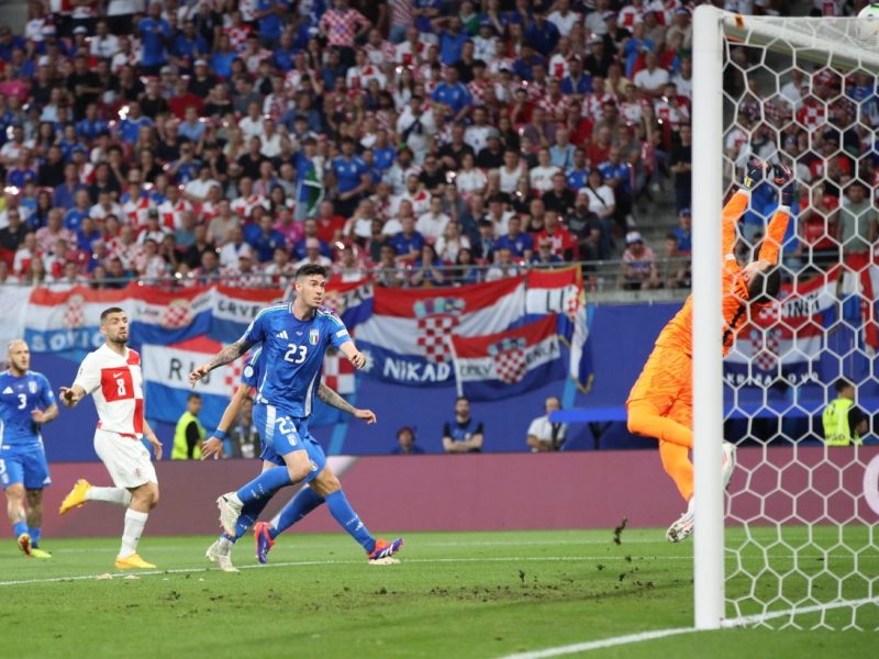 Was war das denn? Ein Akteur sorgte im Spiel Kroatien - Italien für eine unglaubliche Szene. Die Fans konnten es nicht fassen.