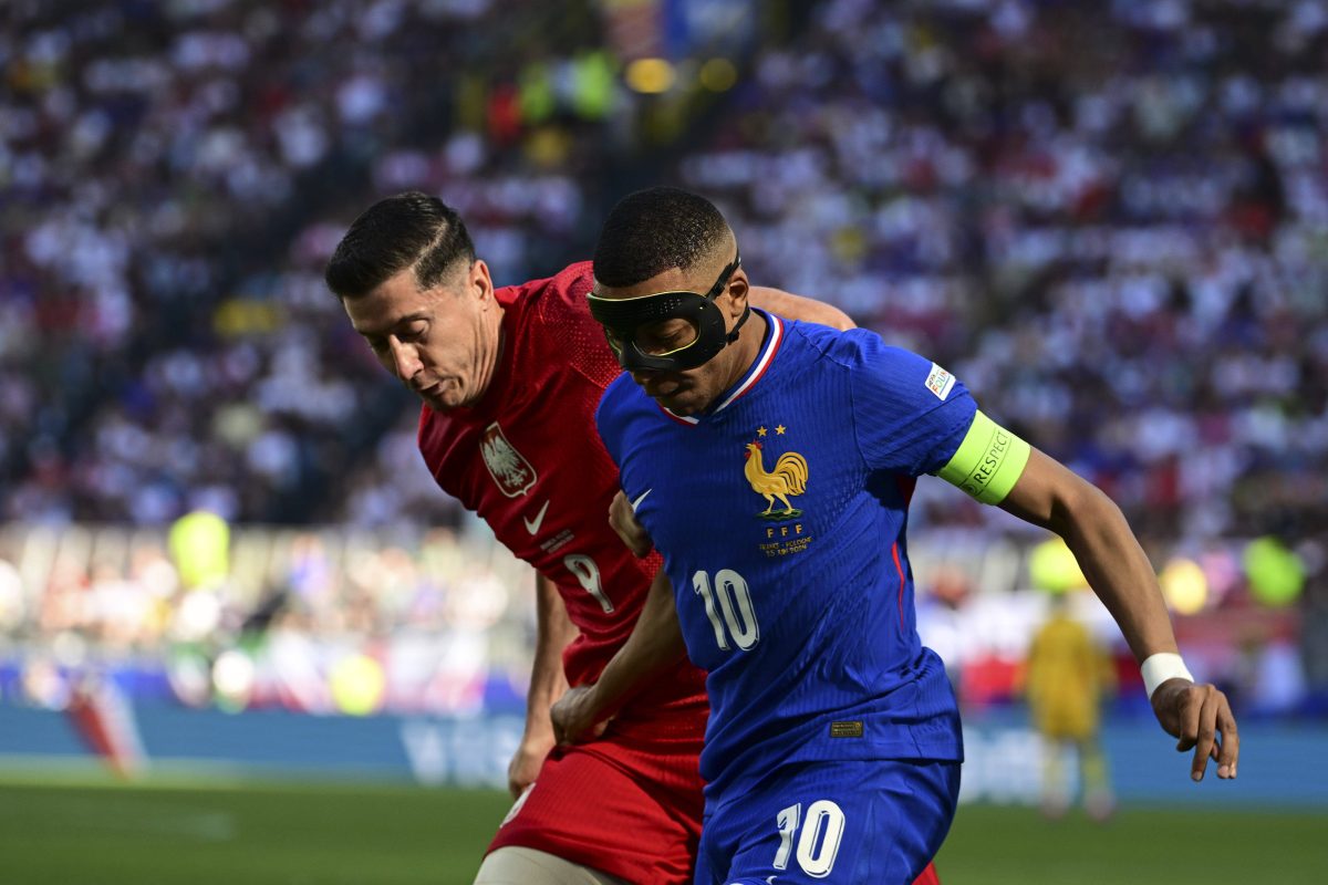 Irre Szene bei Frankreich - Polen! Ein Top-Stürmer sorgt für Ärger bei den Fans. Diese rasteten komplett aus.